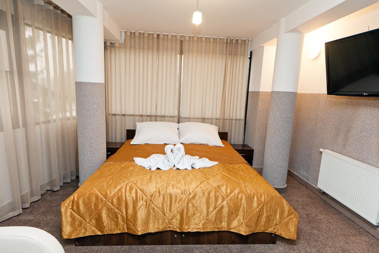 Hotel Turkus Jarosław Esterno foto